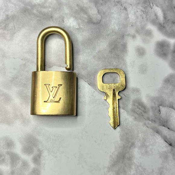 LOUIS VUITTON PadLock & Key #309 with Unbranded Gold & Black Clover Key Chain - Picture 3 of 7